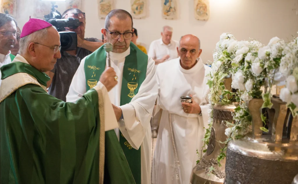 Benedizione campane (una in onore di P. Losito) da parte di Mons. Luigi Mansi nella Parrocchia Maria SS. Assunta, 1 Luglio 2018 — fotografia 3