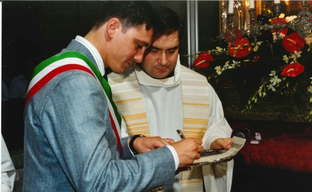 Benedizione e posa della prima pietra monumento dedicata a P. Losito da parte di Mons. Raffaele Calabro, 2 Agosto 2002 — fotografia 1