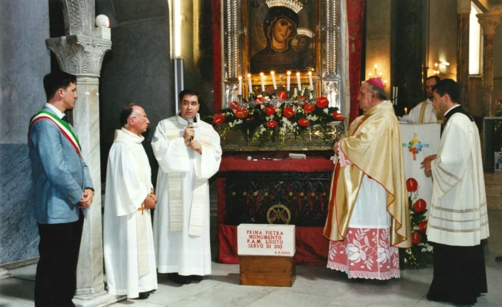 Benedizione e posa della prima pietra monumento dedicata a P. Losito da parte di Mons. Raffaele Calabro, 2 Agosto 2002 — fotografia 2