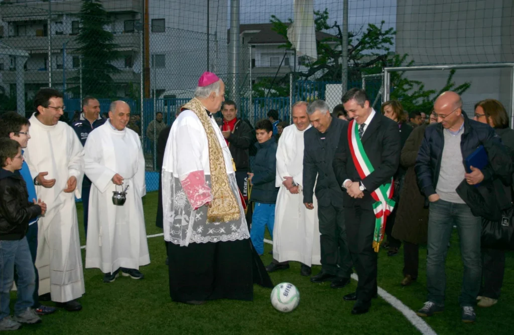 Inaugurazione del nuovo oratorio della parrocchia Maria SS. Assunta con Mons. Raffaele Calabro, 13 Aprile 2012 — fotografia 1