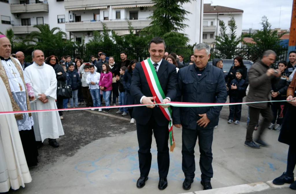Inaugurazione del nuovo oratorio della parrocchia Maria SS. Assunta con Mons. Raffaele Calabro, 13 Aprile 2012 — fotografia 3