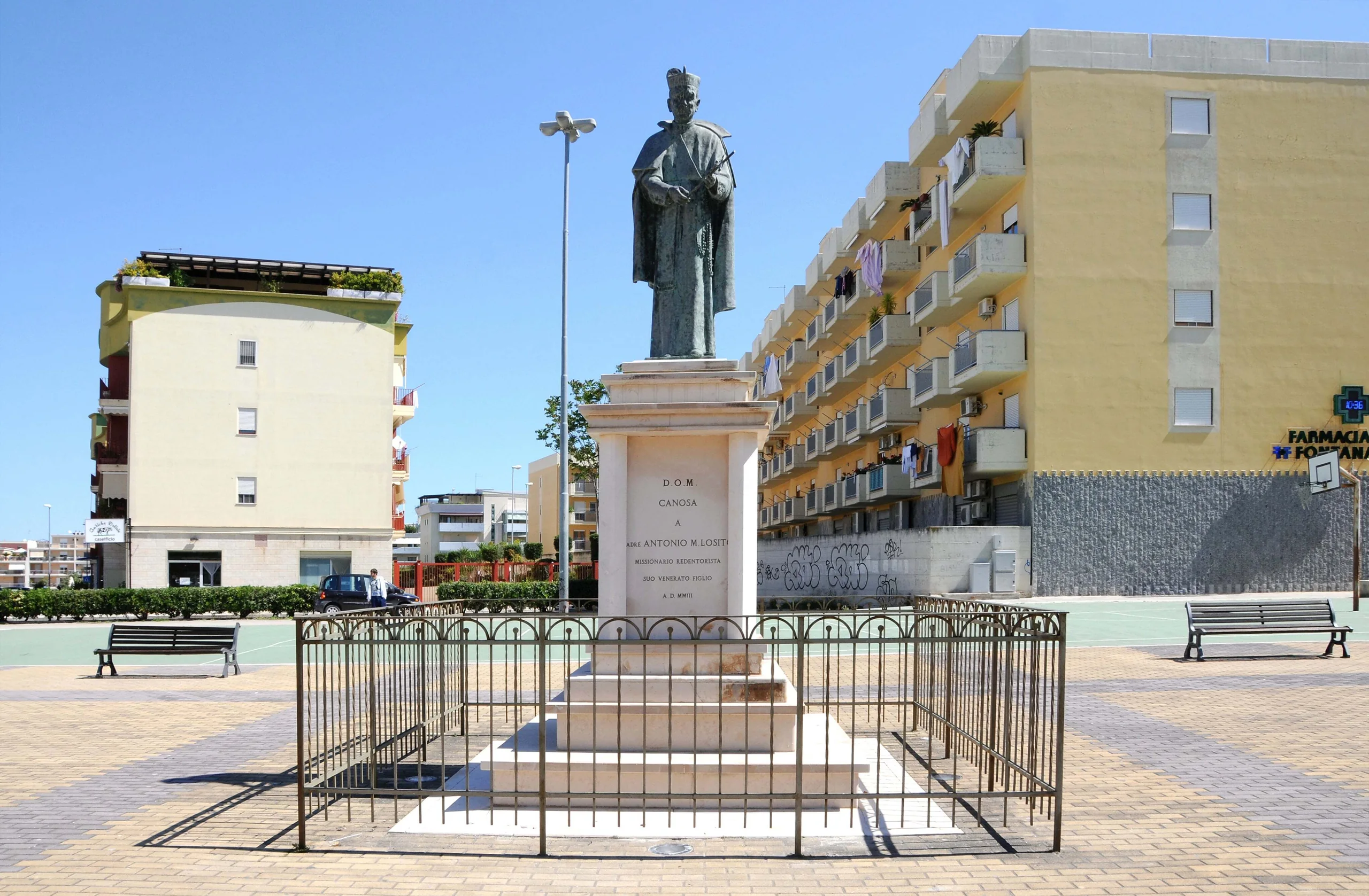 Monumento a Padre Antonio Maria Losito nella piazza della zona 167 a Canosa di Puglia
