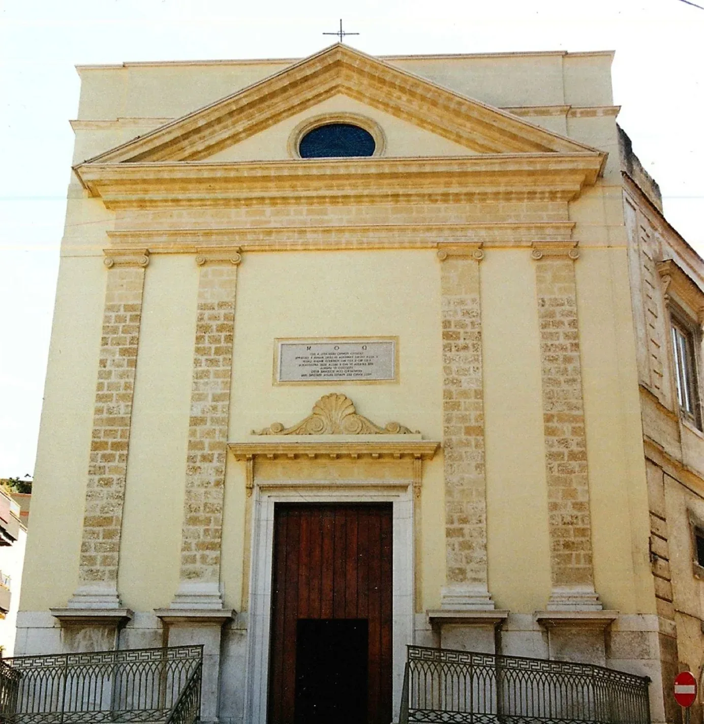 Facciata frontale chiesa Gesù Giuseppe e Maria